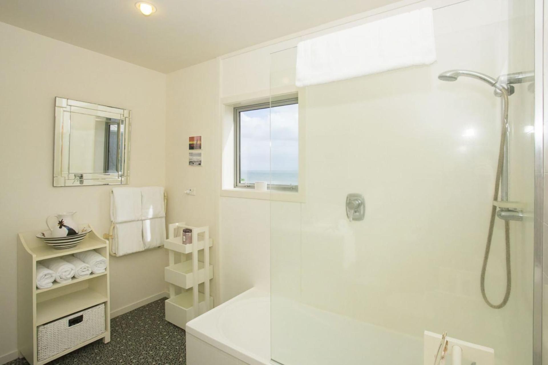 Chester Cottage Beachfront Oakura Buitenkant foto